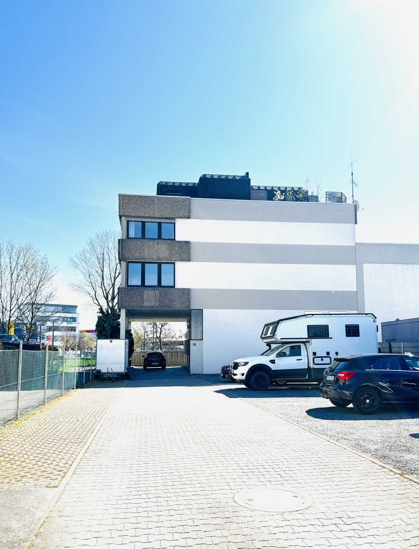 Gebäude mit Parkplatz