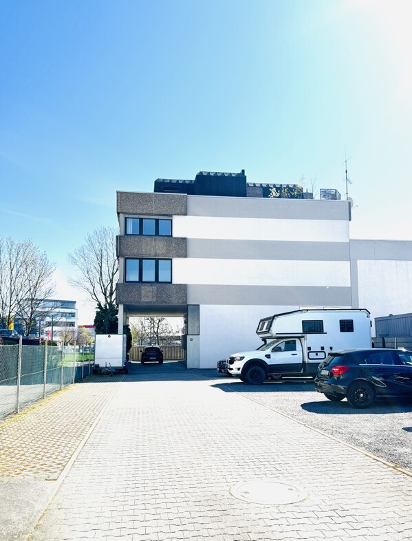 Gebäude mit Parkplatz