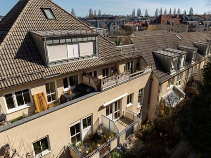 Haus- und Balkonansicht