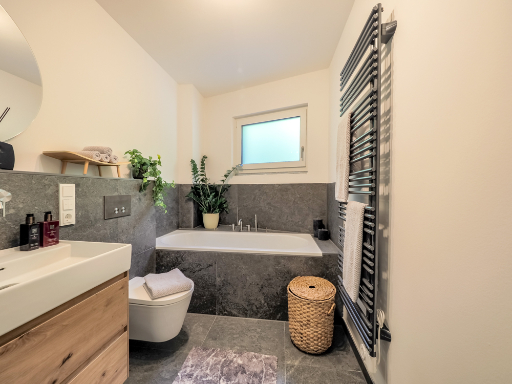 Badezimmer mit Einrichtungsbeispiel