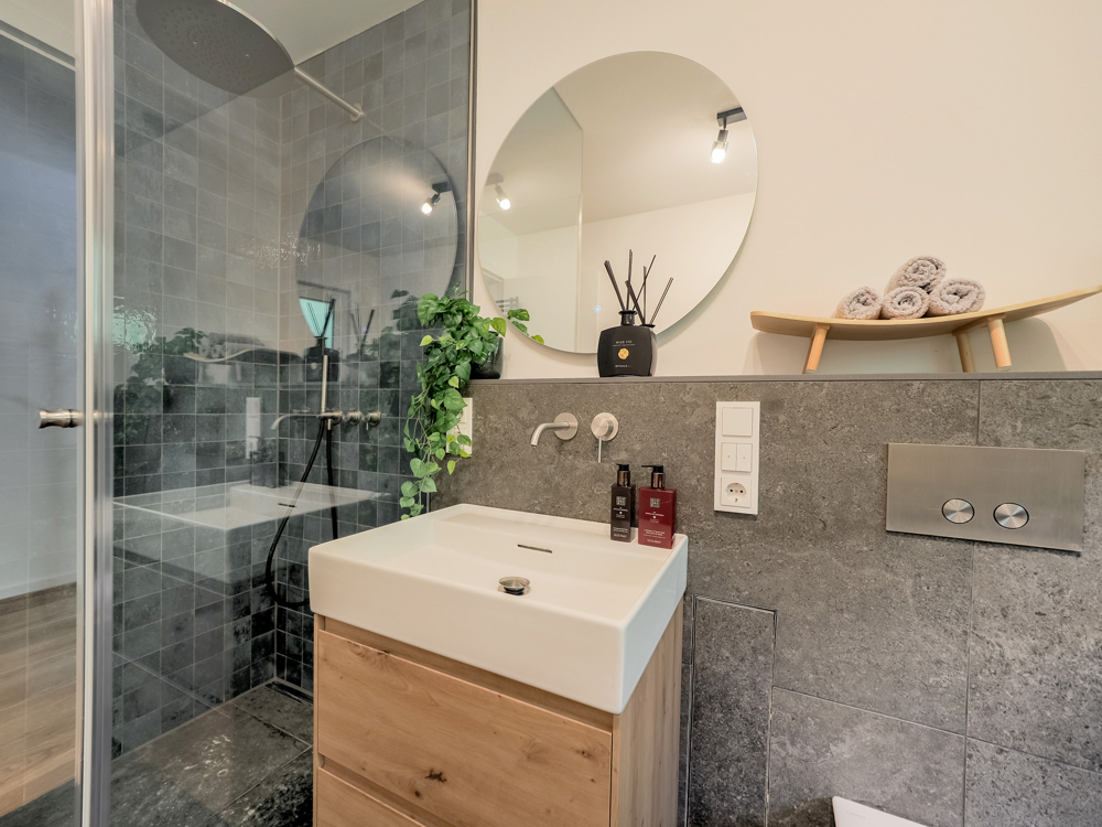 Badezimmer mit Einrichtungsbeispiel