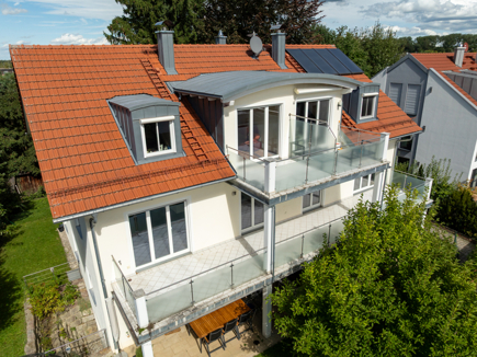 Balkon- und Hausansicht