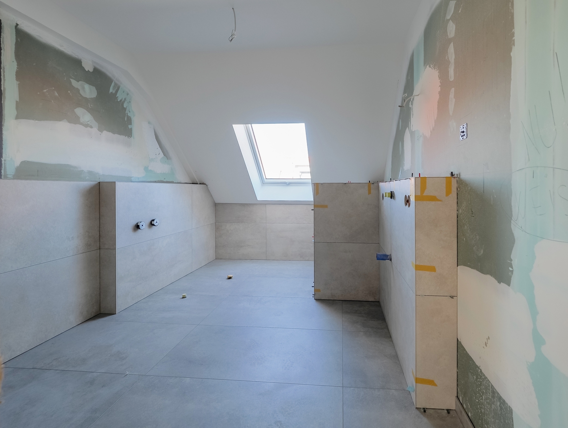 Badezimmer l KI retuschiert