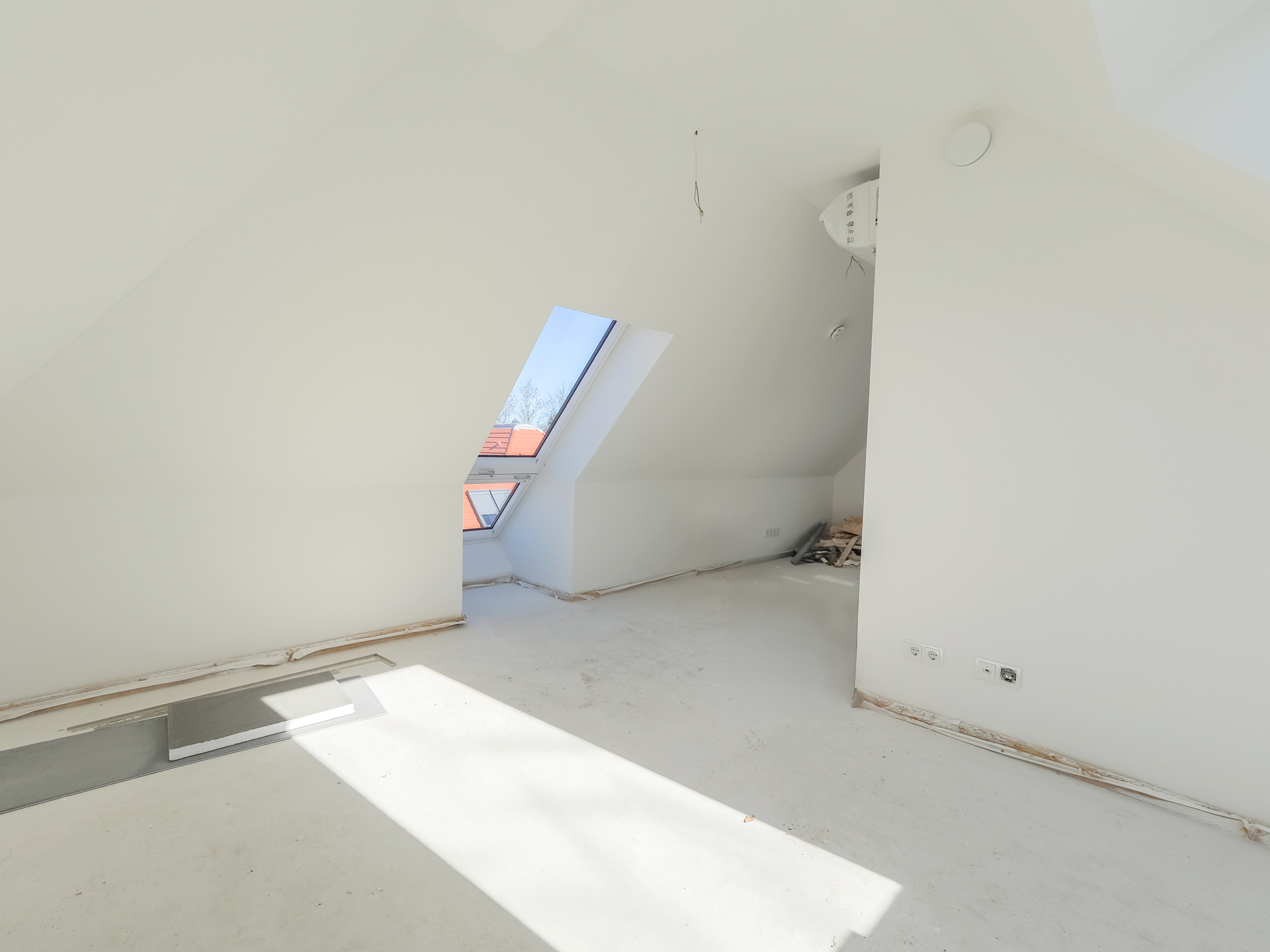 Galeriezimmer l KI retuschiert