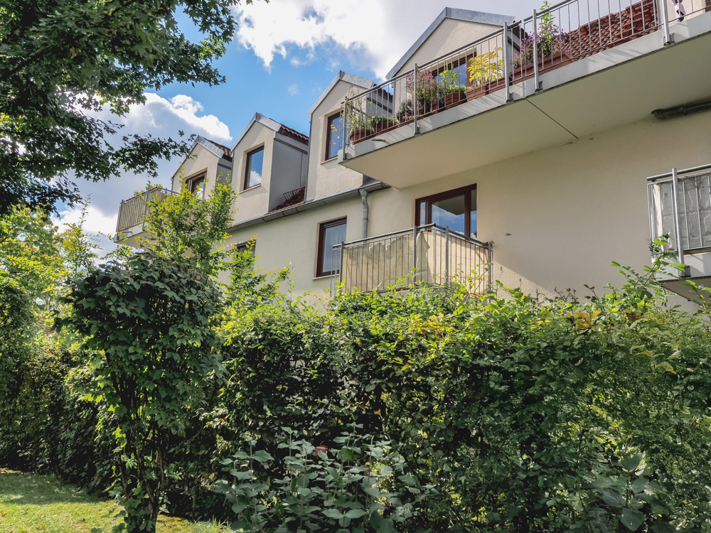 Balkon- und Hausansicht