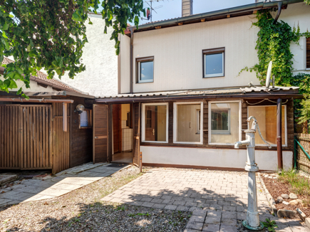 Hausansicht mit Wintergarten