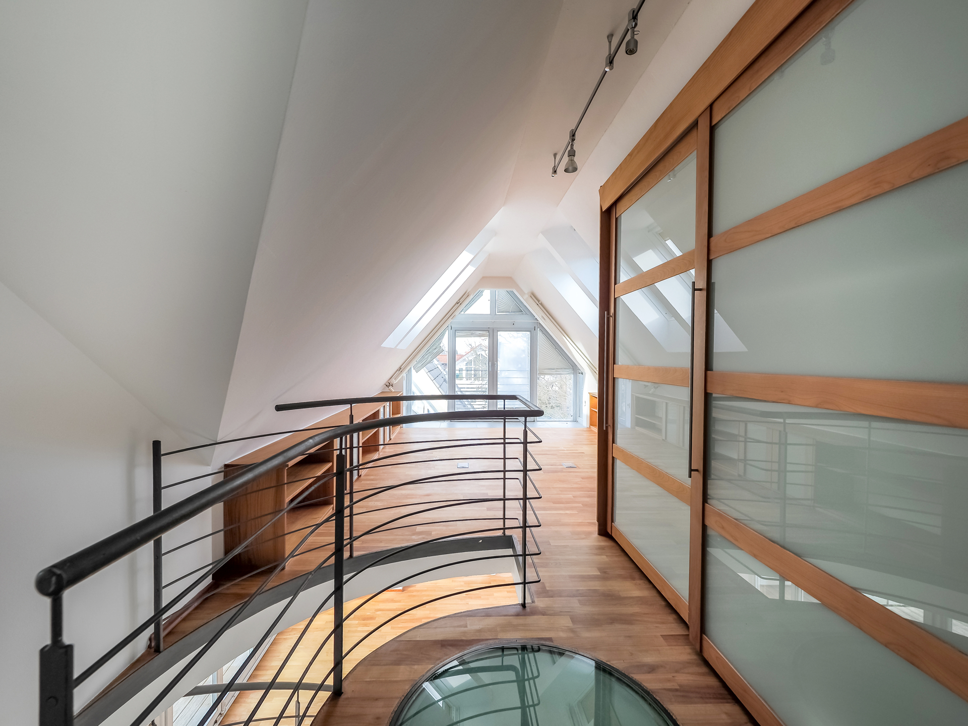 Zugang Galerie-Zimmer