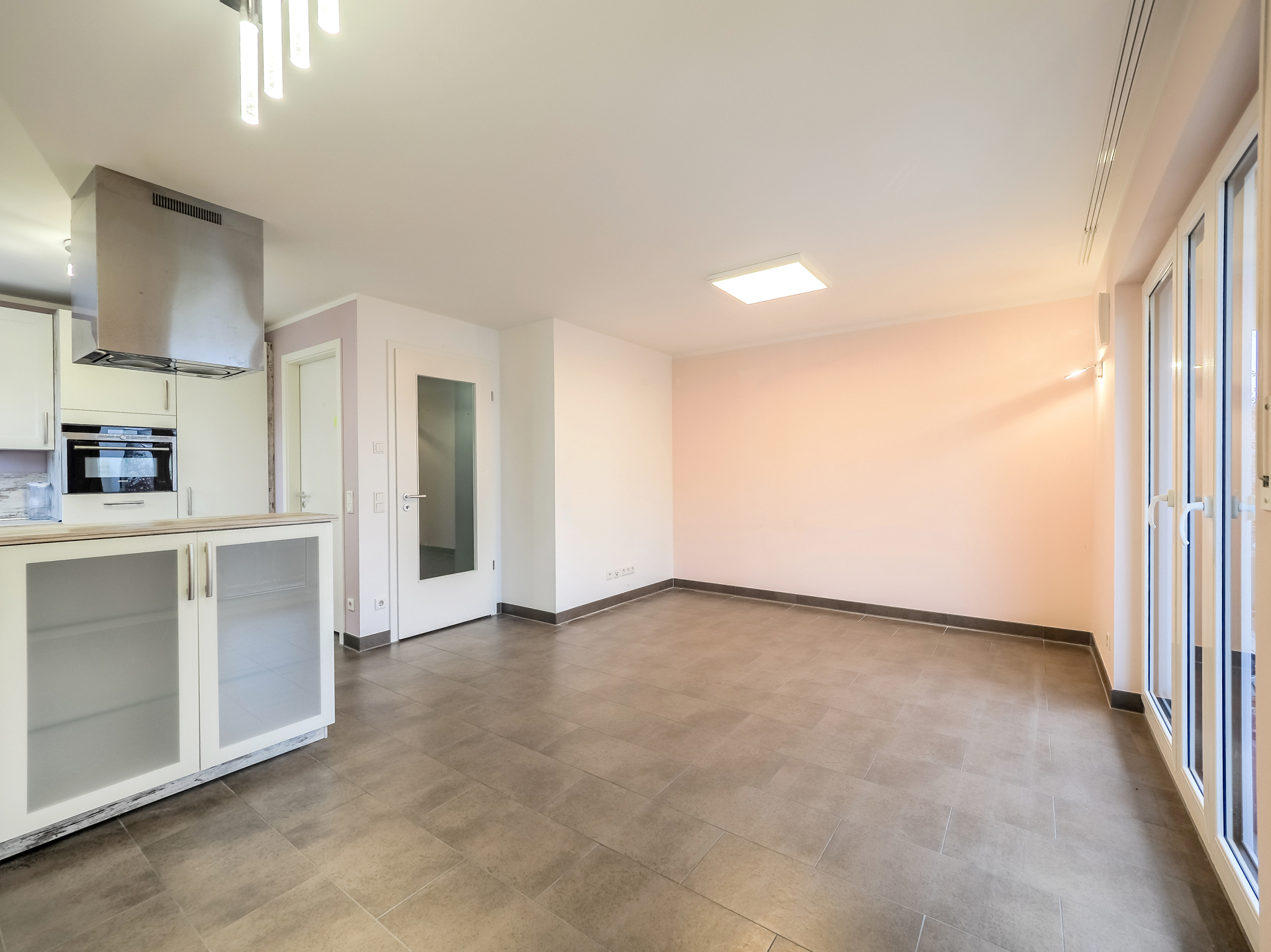 Wohn-/Esszimmer l Offene Küche