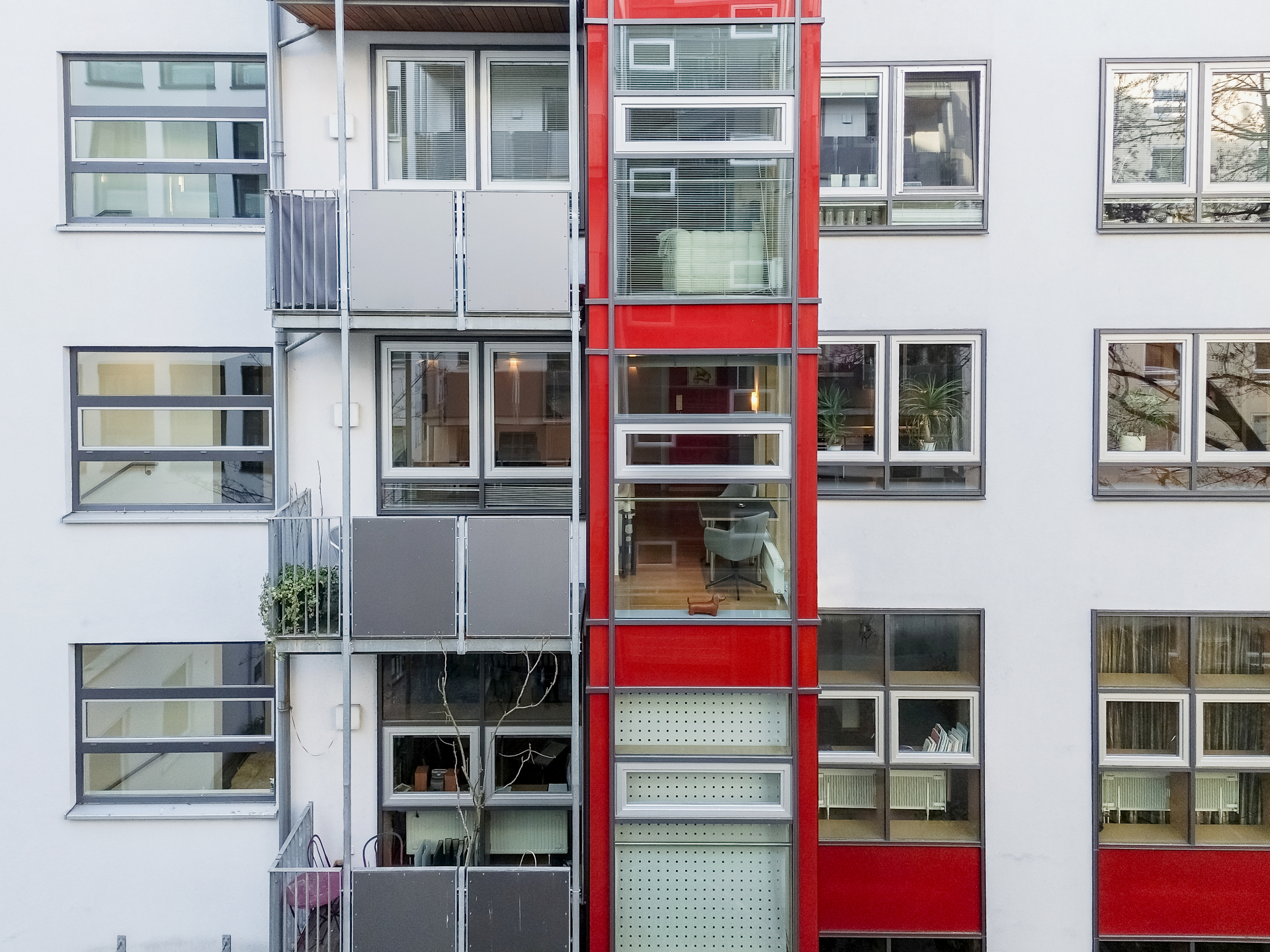 Balkon- und Hausansicht