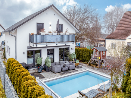 Hausansicht l KI retuschiert