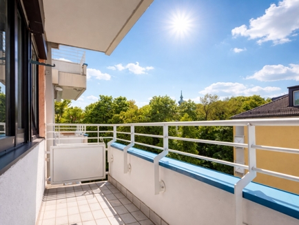 Balkon Frühlingsstimmung l KI retuschiert