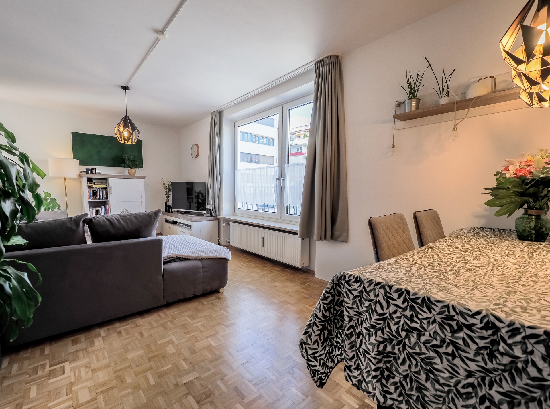 Wohn-/Esszimmer l KI retuschiert