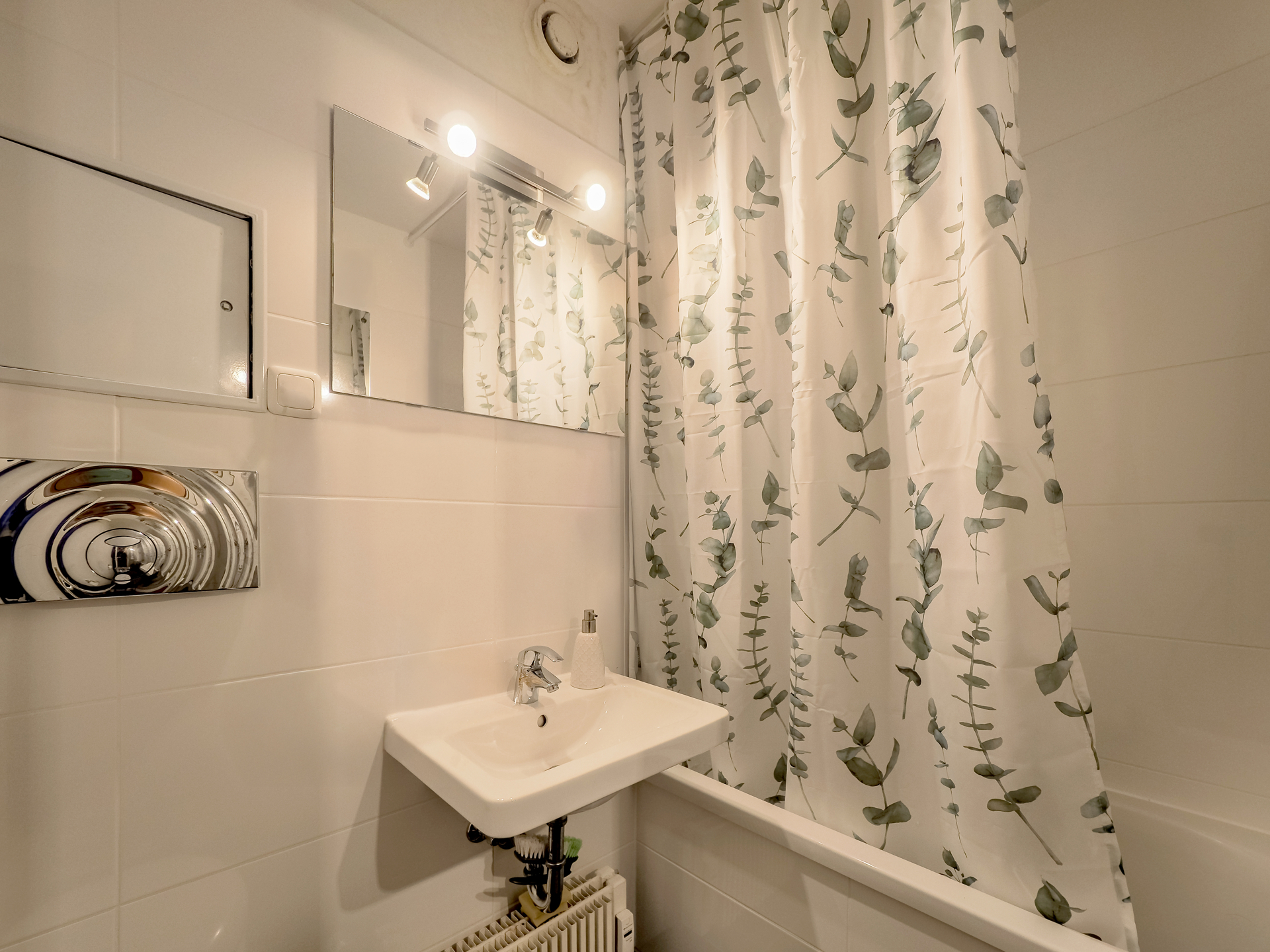 Badezimmer l KI retuschiert