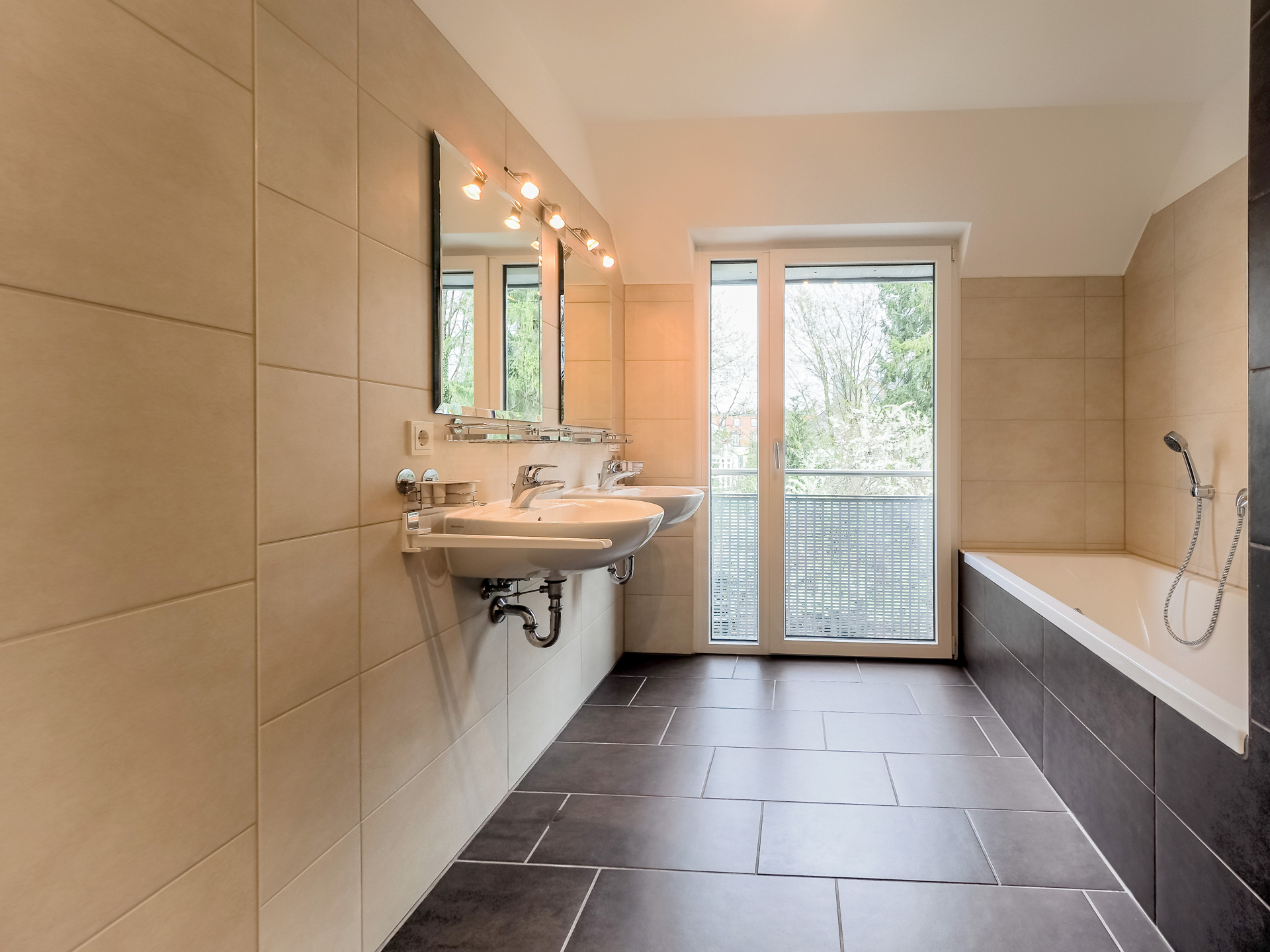 Masterbad mit Wanne & Dusche