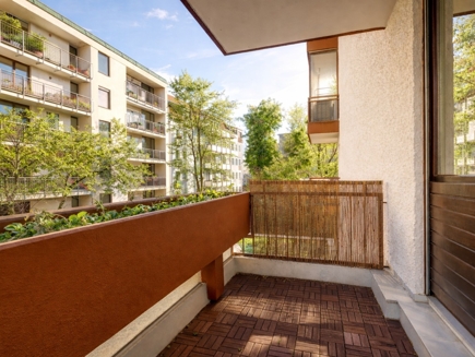 Balkon l KI retuschiert