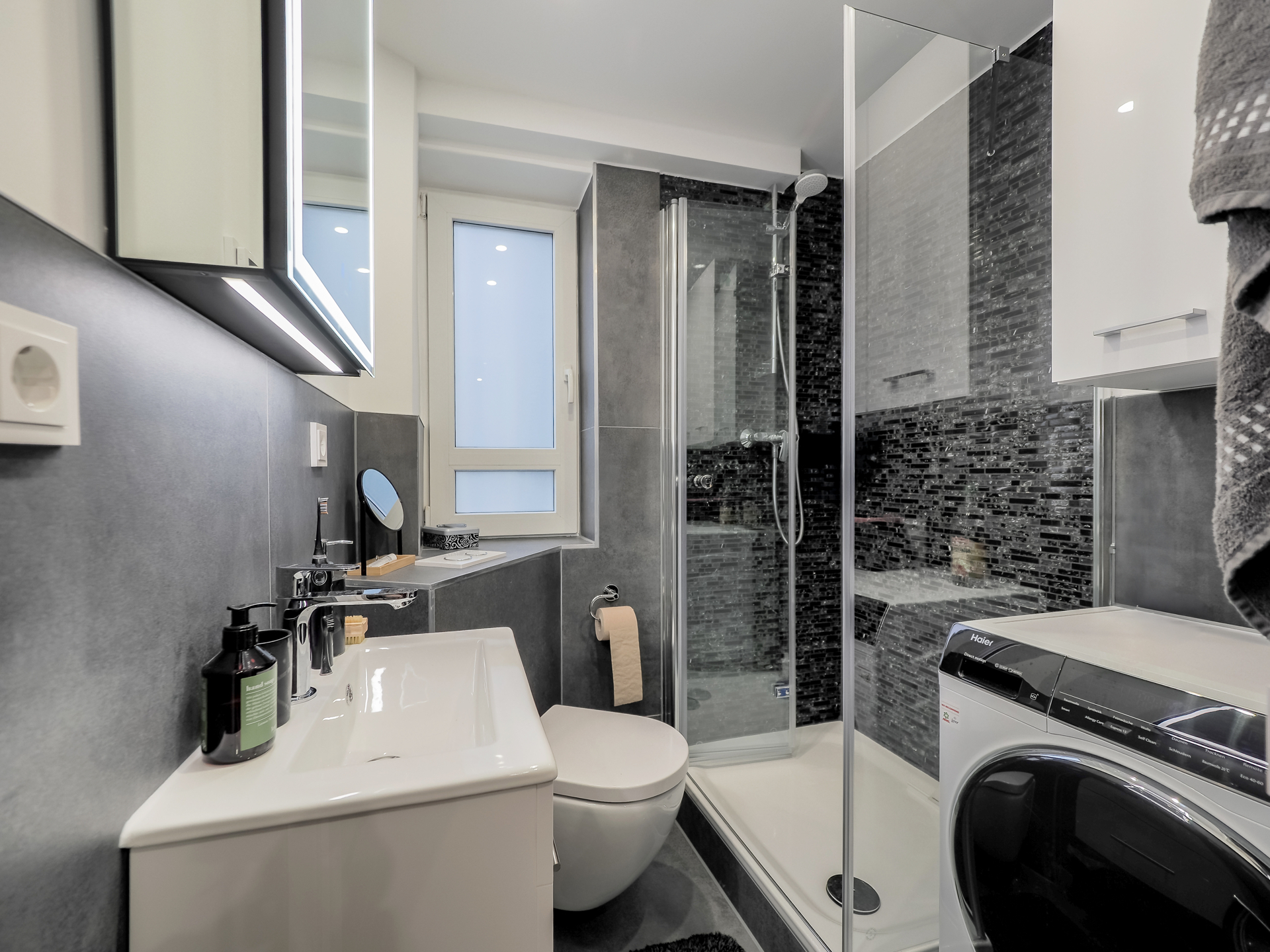Badezimmer l KI retuschiert