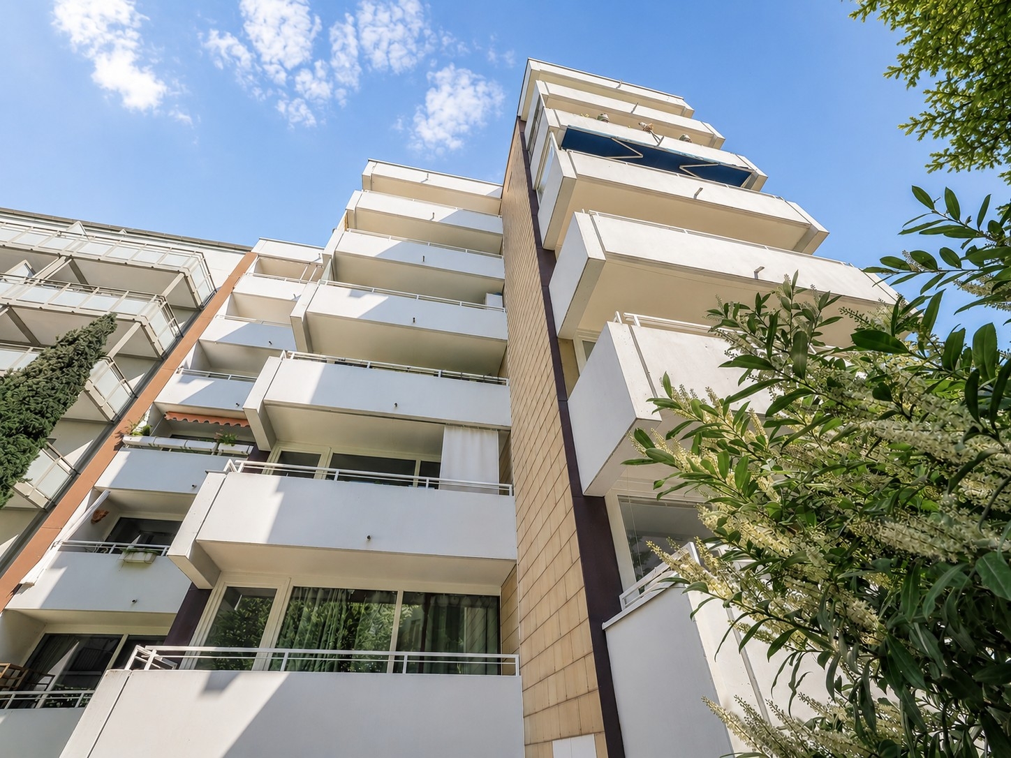 Haus-/Balkonansicht l KI retuschiert