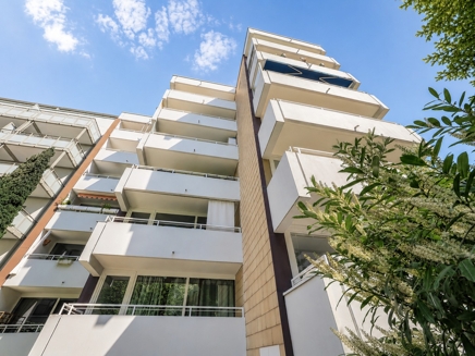 Haus-/Balkonansicht l KI retuschiert