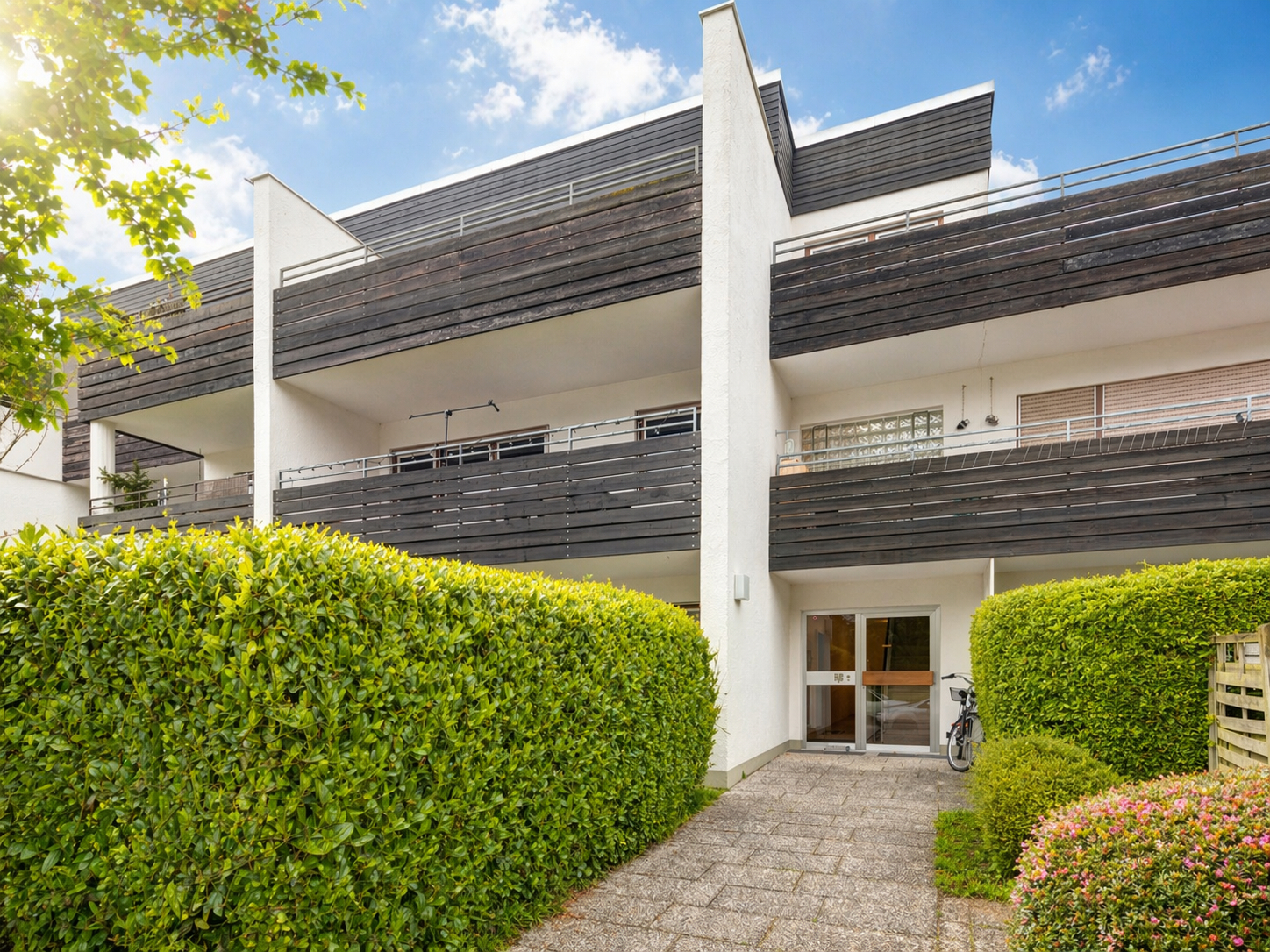 Hausansicht l KI retuschiert