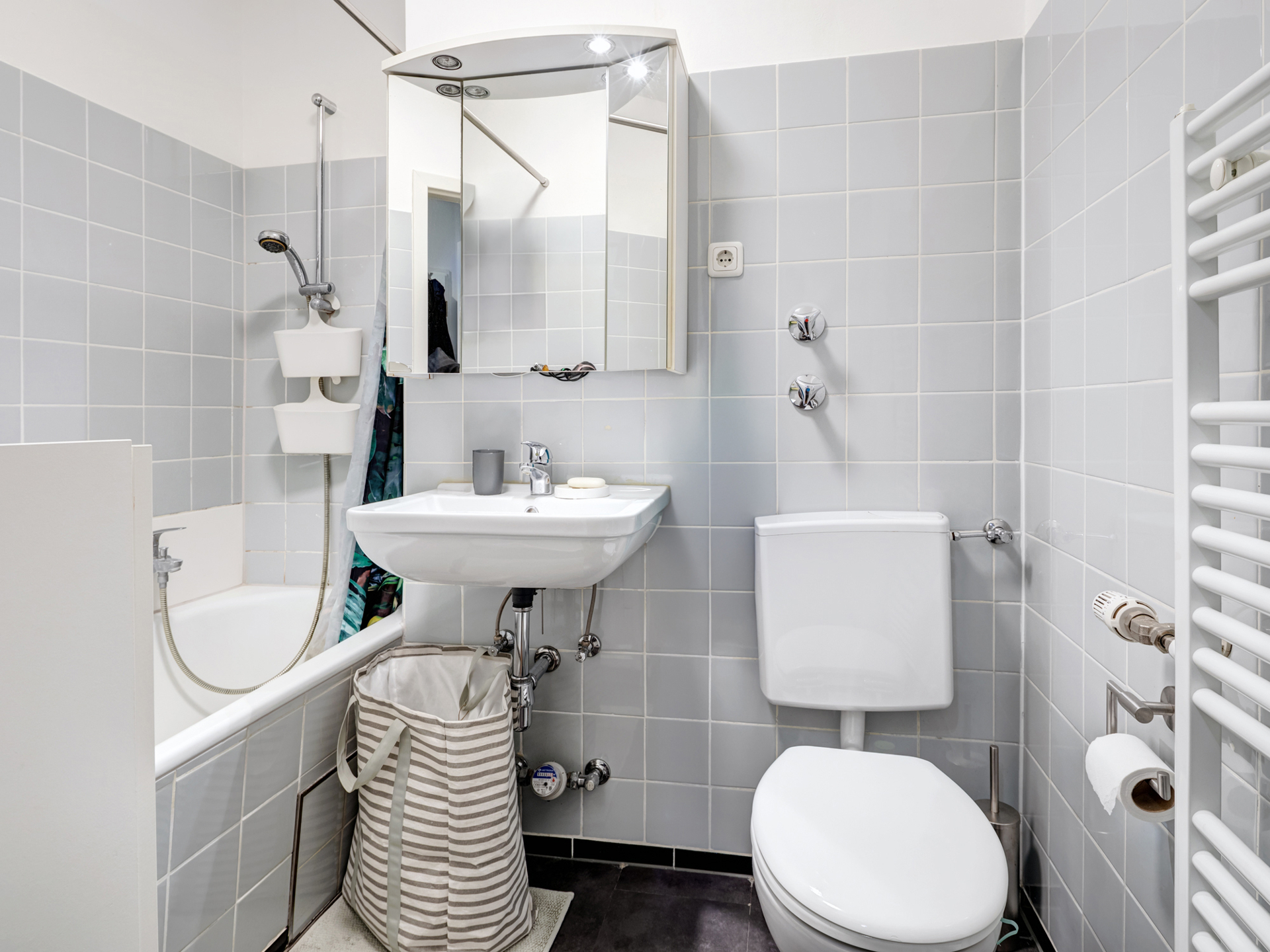 Badezimmer l KI retuschiert