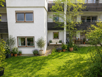Gartenterrasse l KI retuschiert