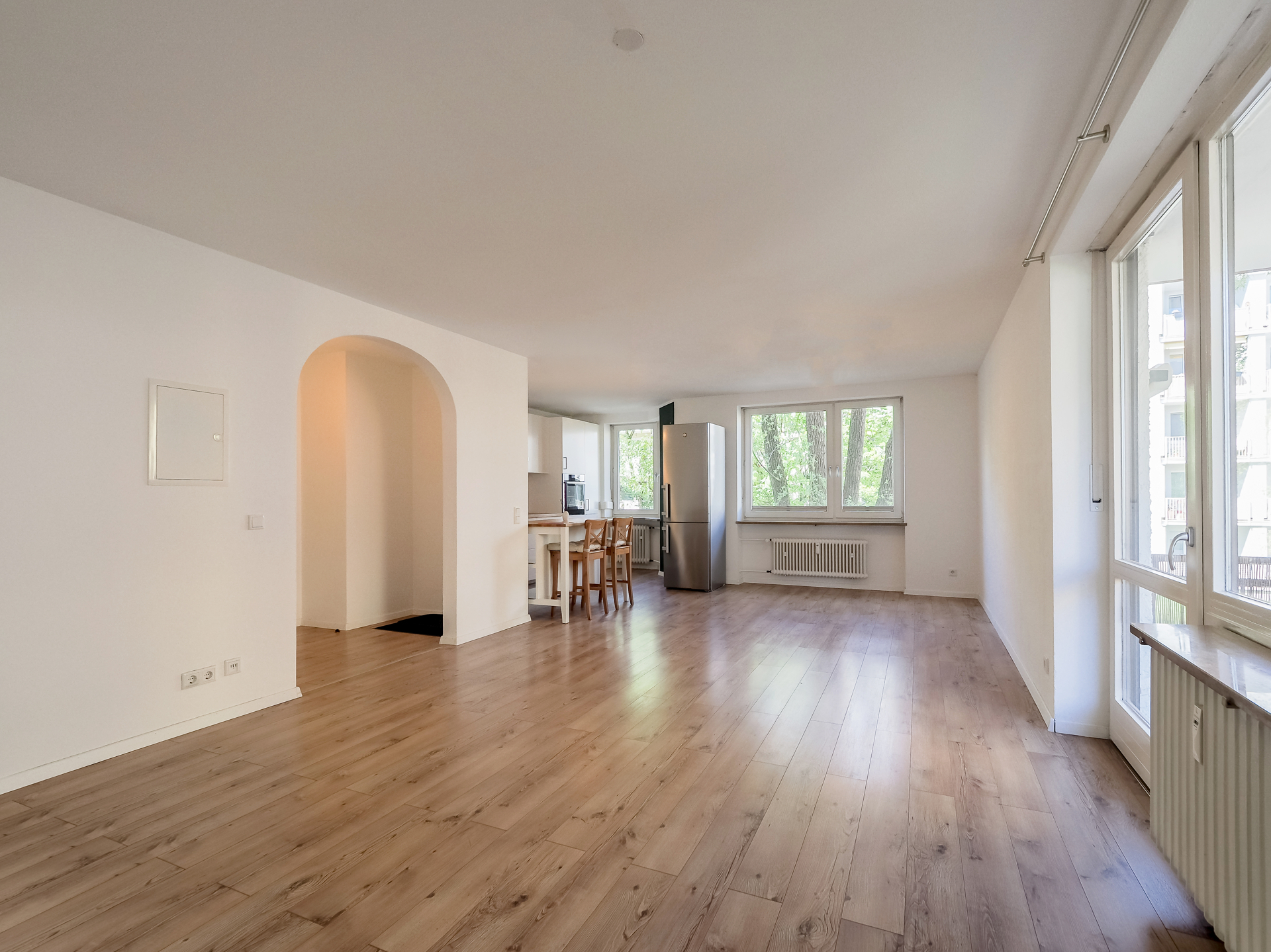Wohn-/Esszimmer l KI retuschiert
