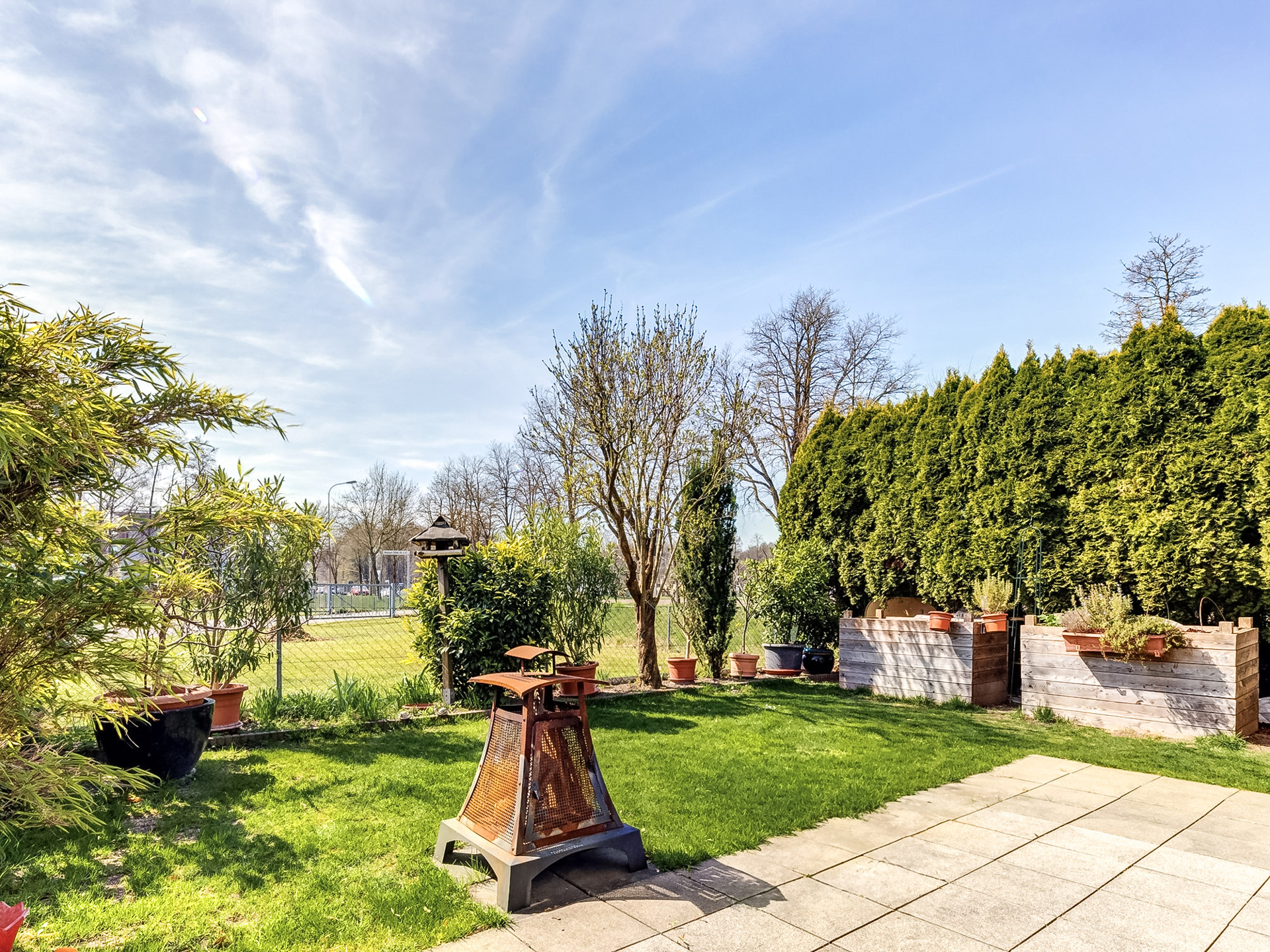 Garten l KI retuschiert