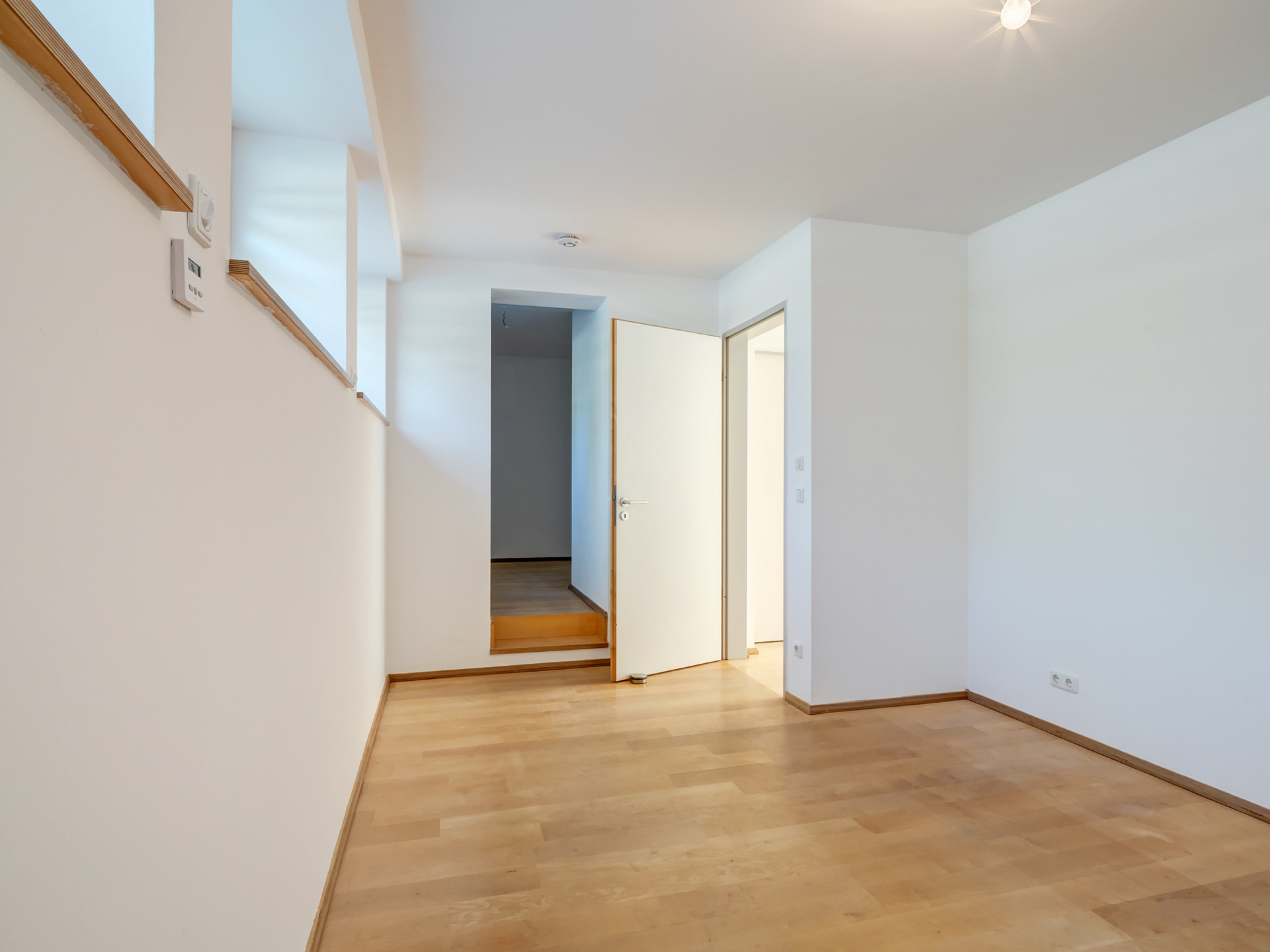 Schlafzimmer mit Ankleide l Anbau/Nebengebäude