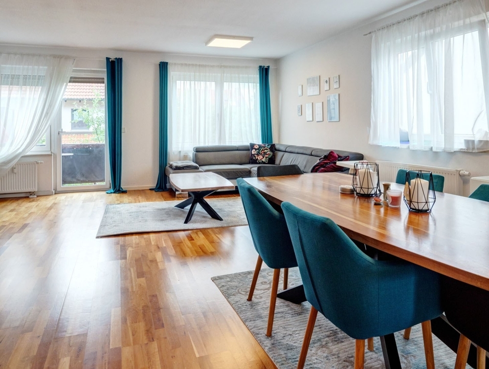 WHG 3 l Wohn-/Esszimmer l KI retuschiert