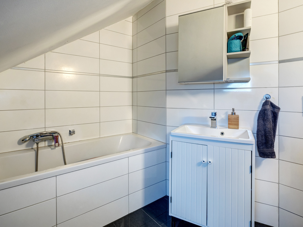 WHG 3 l Badezimmer DG l KI retuschiert