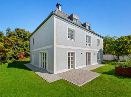 Haus- und Gartenansicht l KI retuschiert