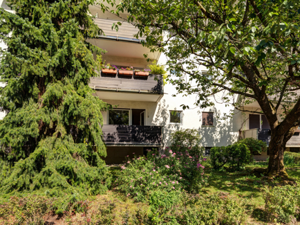 Balkon- und Hausansicht