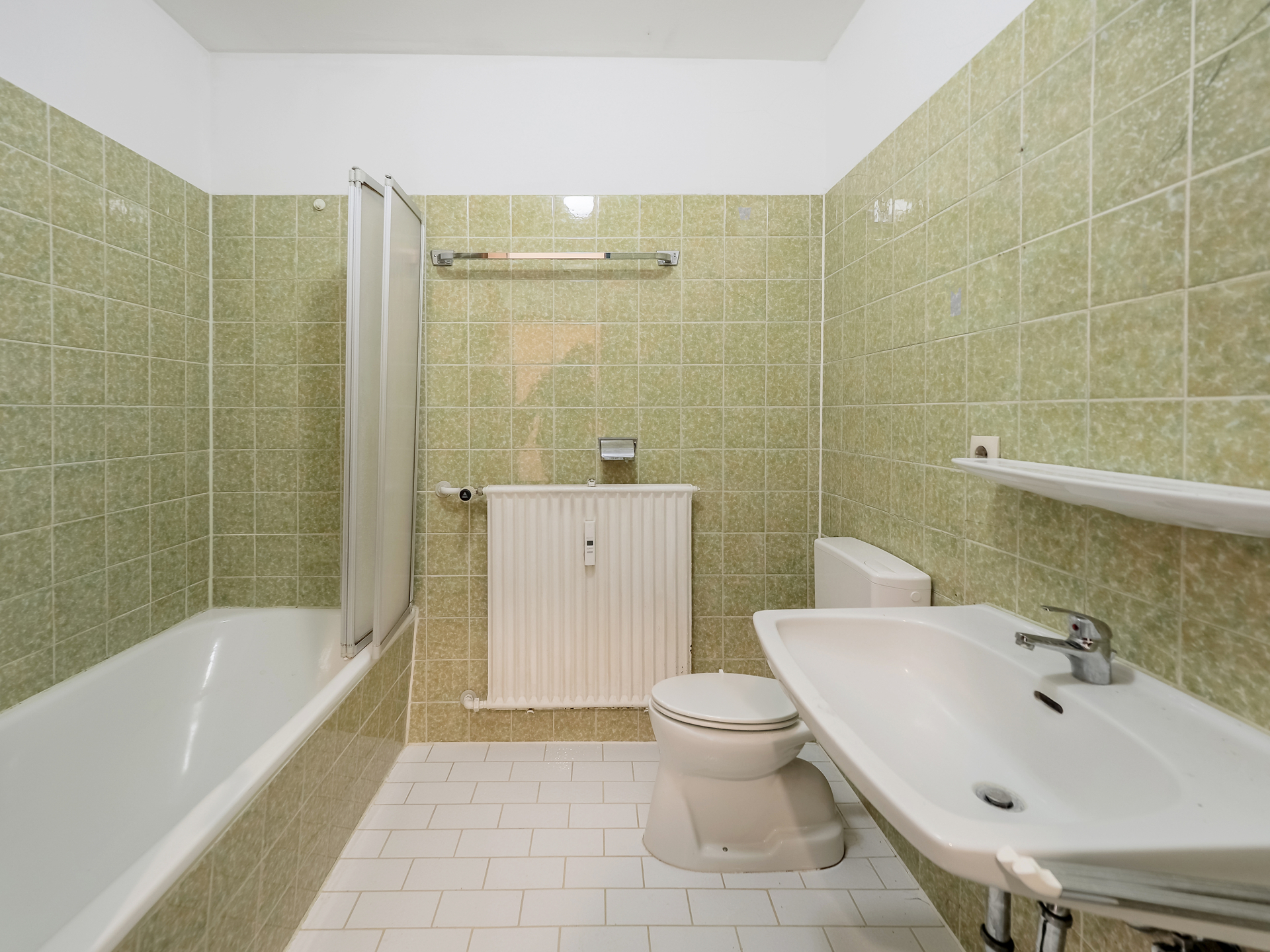 Badezimmer l KI retuschiert l Aktueller Zustand