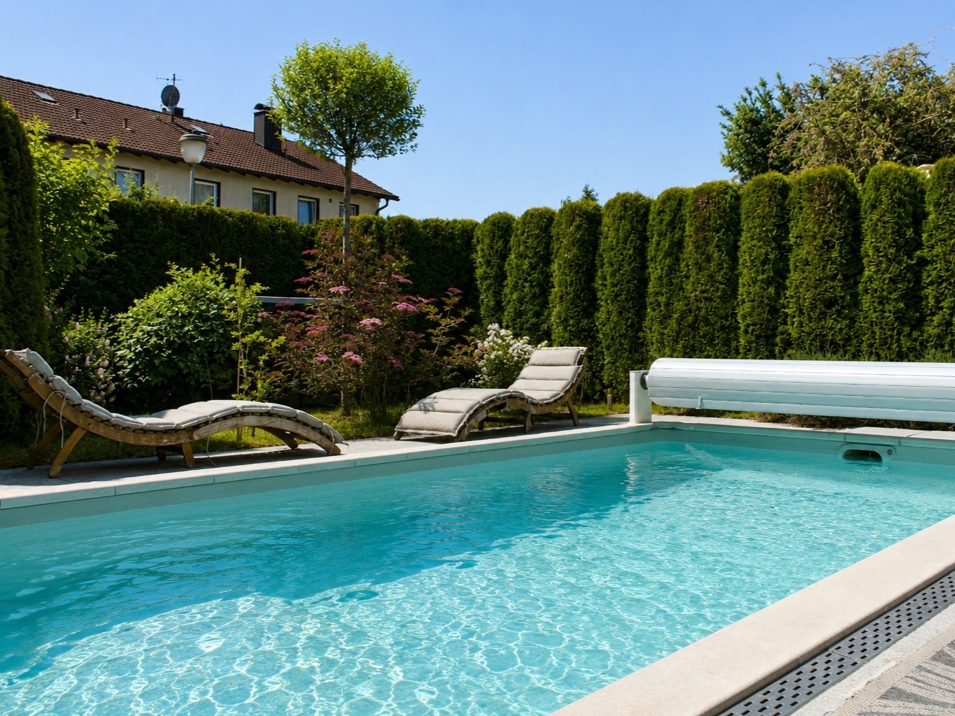 Pool- und Gartenansicht