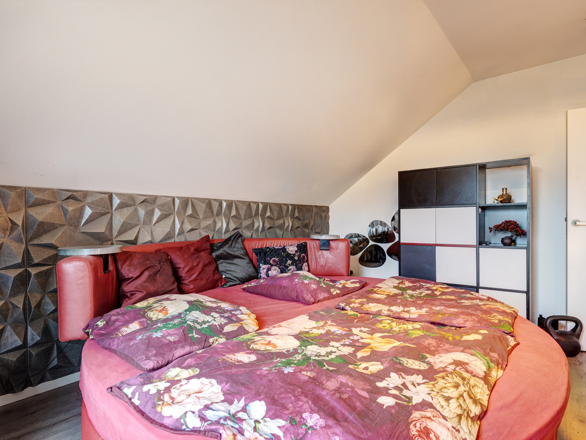 Zimmer 1 OG/DG l KI retuschiert