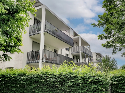 Haus- und Balkonansicht