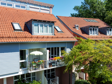 Balkon- und Hausansicht