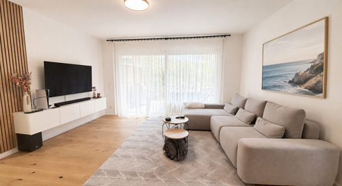 großzügiges Wohnzimmer 