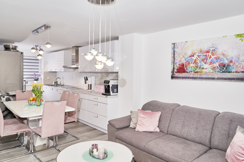 Offener Wohn-/Essbereich mit Terrassenzugang