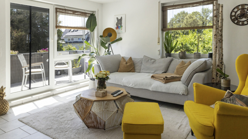 Wohnzimmer mit Balkonzugang