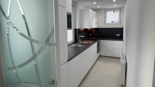 abgeschlossene Küche mit Schiebetür