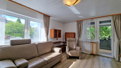 Wohnzimmer mit Zugang zum Balkon