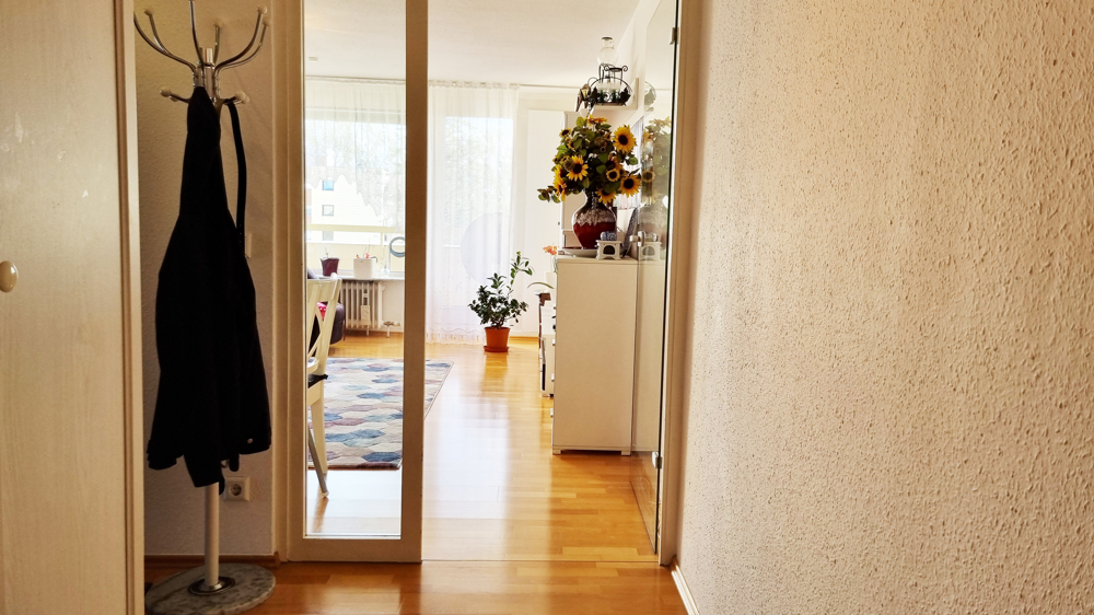 Heller Flur durch die Glastüre