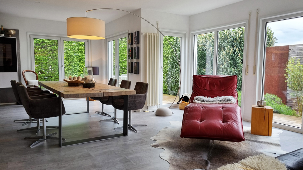 Lichtdurchflutetes Esszimmer