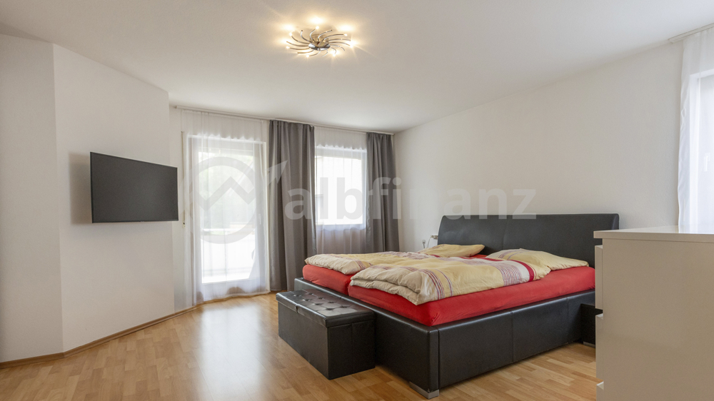 großes Schlafzimmer mit Balkon 