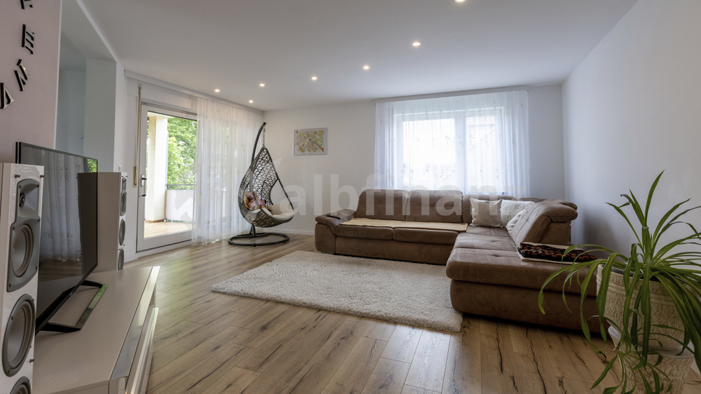 Wohnzimmer mit Balkonzugang 
