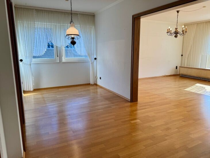 Esszimmer mit Blick ins Wohnzimmer