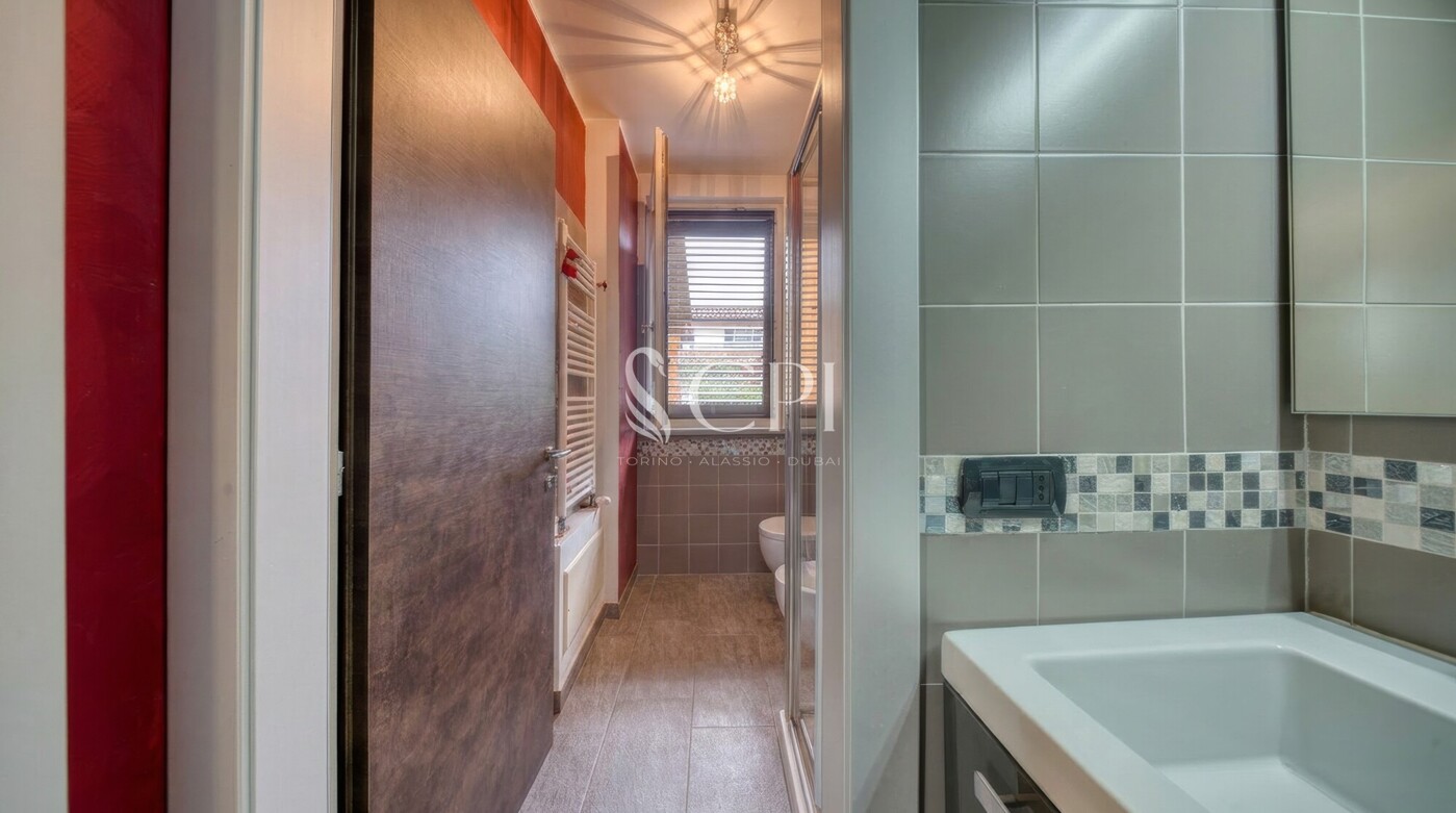 Decluttered Guest Bathroom - View 1 Topaz Gigapixel 4x - Scala