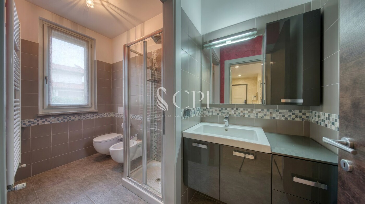 Decluttered Guest Bathroom - View 2 Topaz Gigapixel 4x - Scala