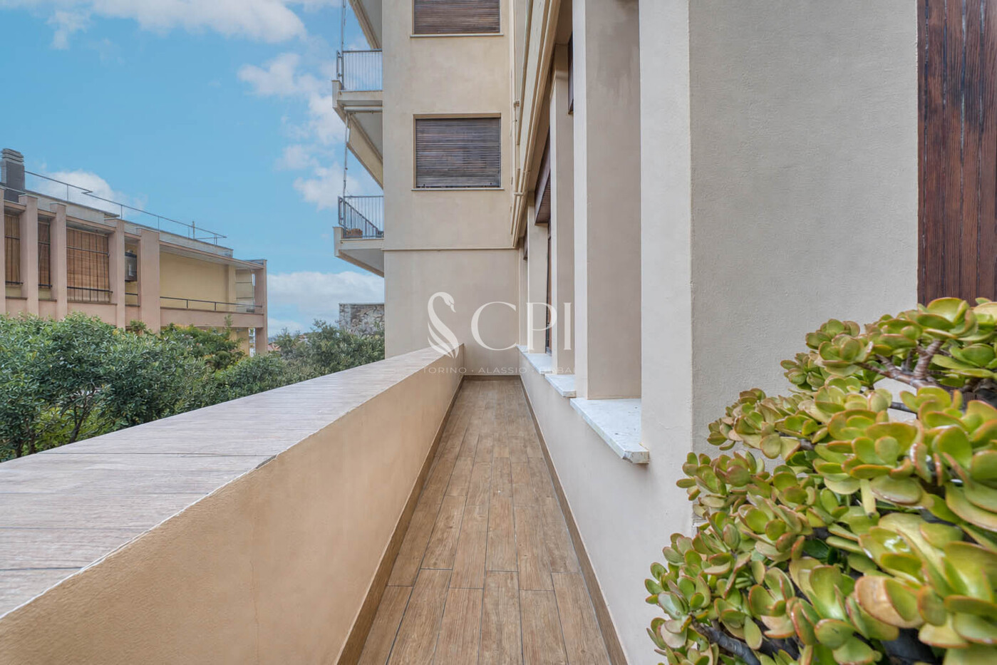 DSC09812_HDR_balcone_lungo_decluttering_light
